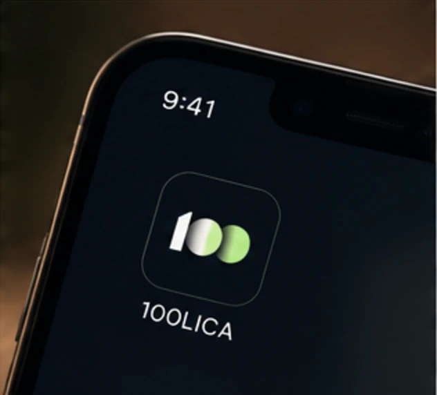 Telefon sa 100LICA aplikacijom na stolu
